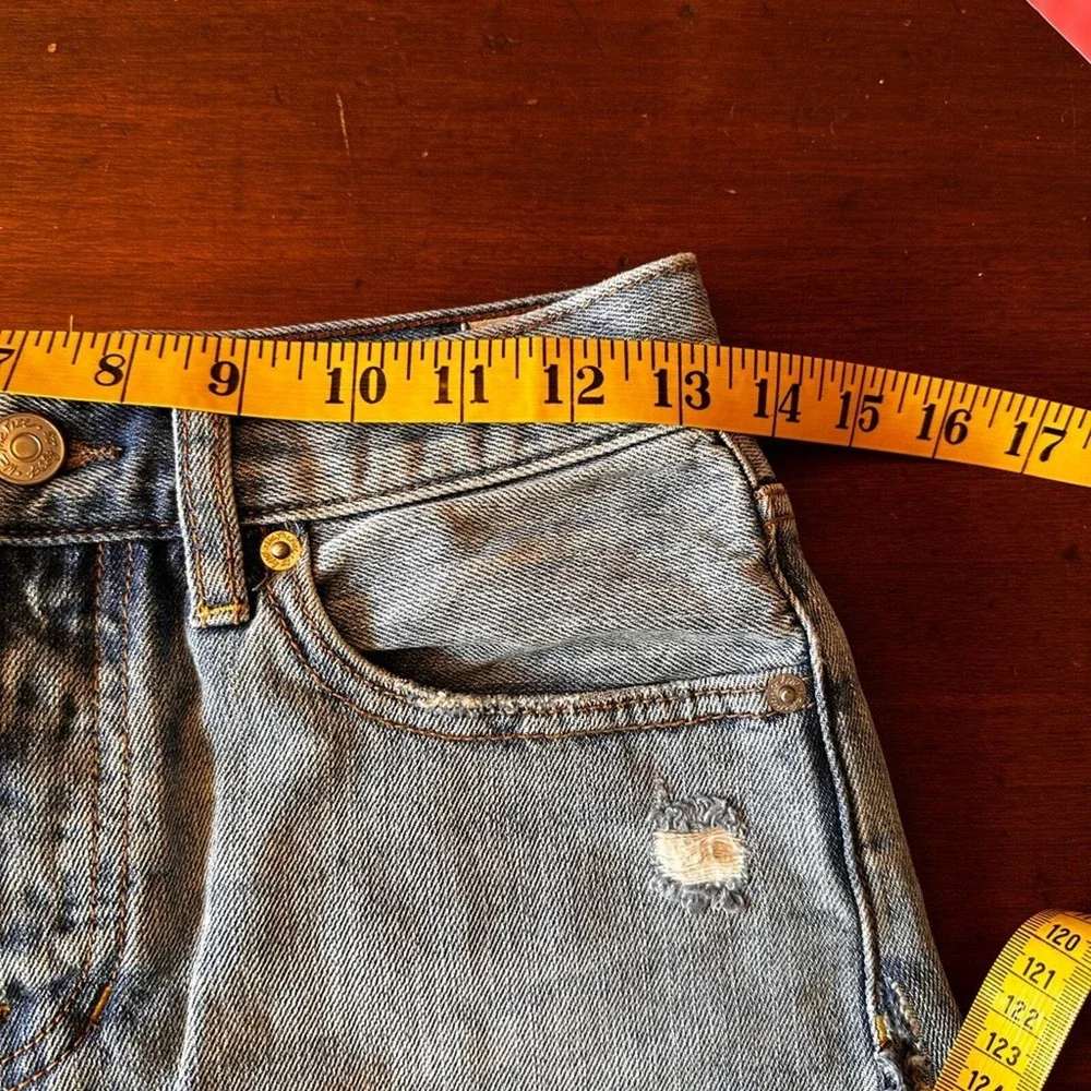 We The Free NWOT‎ Distressed Denim Cutoff Shorts Light Wash Button Fly Raw Hem